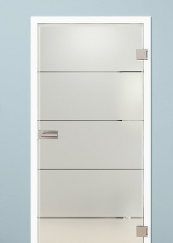 Glastür aus satiniertem Glas mit vier quer verlaufenden Streifen. Die Tür steht vor einer blauen Wand. Links und rechts sind dekorative Elemente sichtbar.
